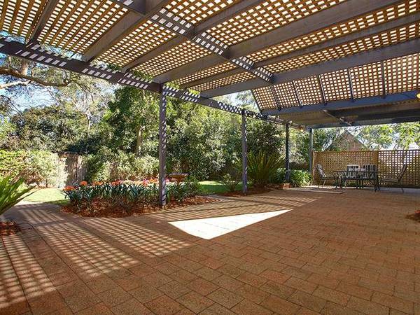 PRIVATE RETREAT WITH A PEACEFUL, LEAFY OUTLOOK FROM EVERY ROOM Picture 3