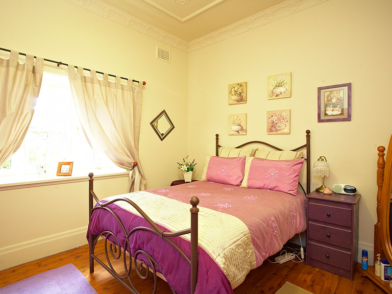 DELIGHTFUL FULL BRICK COTTAGE Picture 2