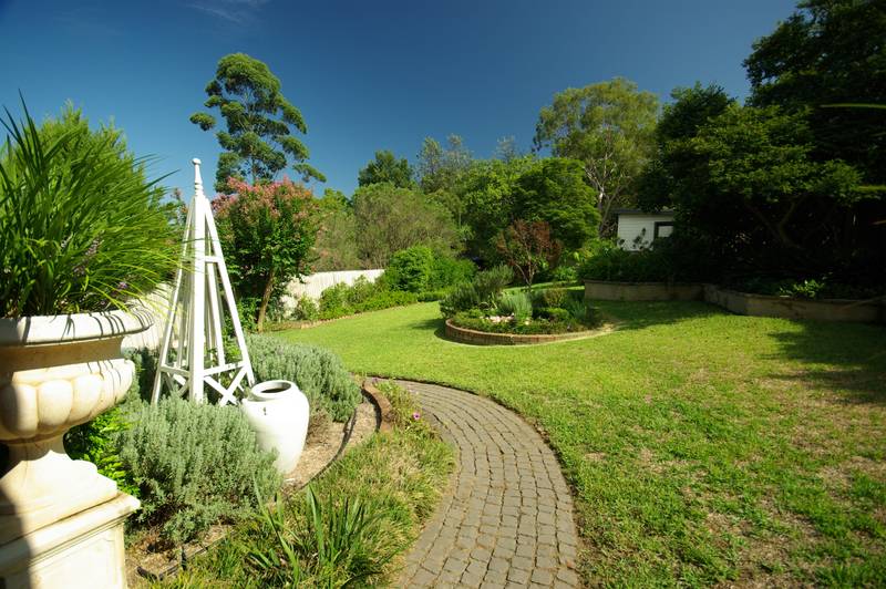RENOVATED 6 BEDROOM HOME Picture 3