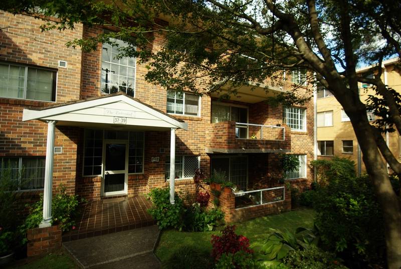 APARTMENT WITH ENTERTAINING COURTYARD Picture 1