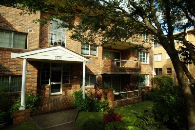 APARTMENT WITH ENTERTAINING COURTYARD Picture