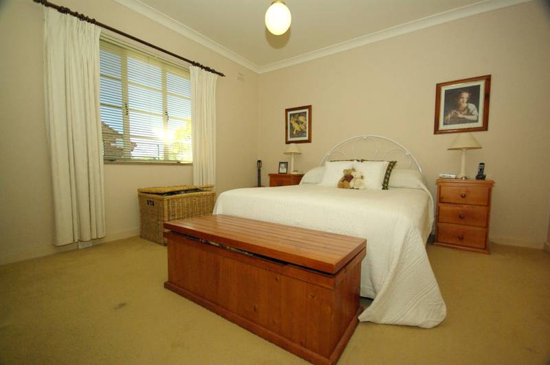 PERFECTLY POSITIONED FAMILY HOME Picture 2