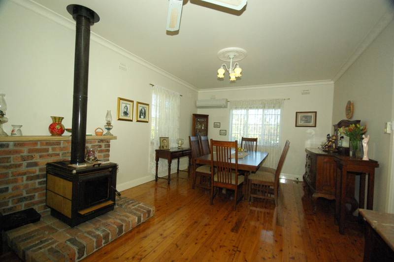 PERFECTLY POSITIONED FAMILY HOME Picture 3