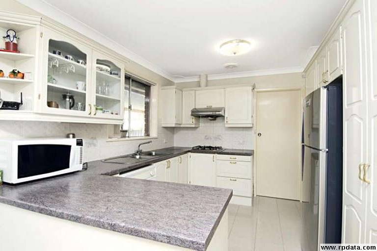MODERN 3 BEDROOM HOME Picture 3