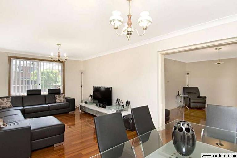 MODERN 3 BEDROOM HOME Picture 2