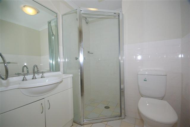 AS NEW SPARKLING ONE BEDROOM Picture 3