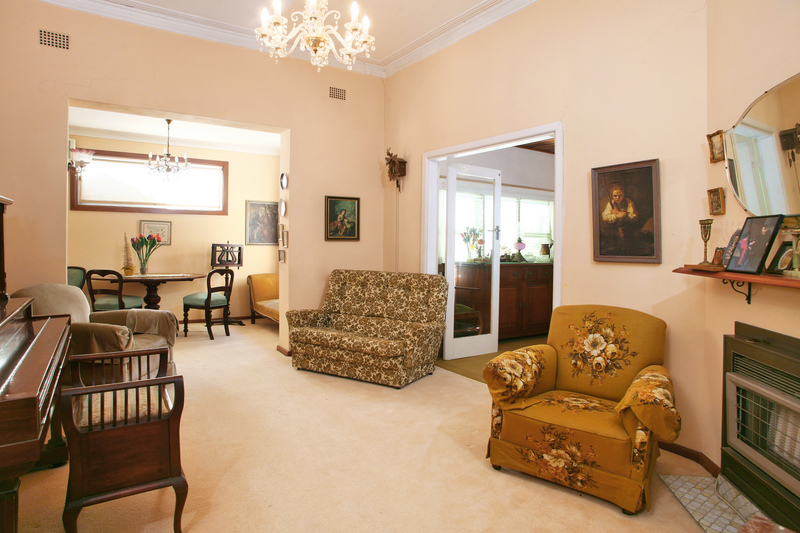 Land over 1200sqm, Renovate or rebuild Picture 3