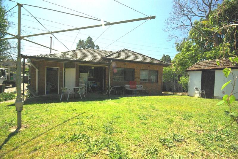 FULL BRICK FAMILY HOME - WALK TO SHOPS, SCHOOLS & STATION Picture 2