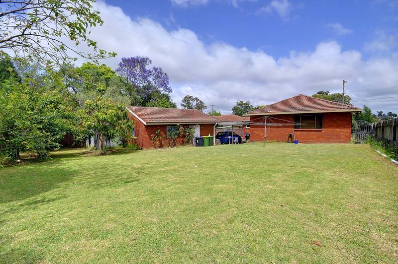 LARGE HOME, LEVEL BLOCK Picture 2