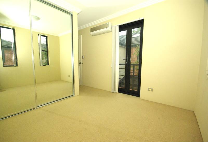 MODERN 2 BEDROOM + STUDY TOWNHOUSE Picture 3