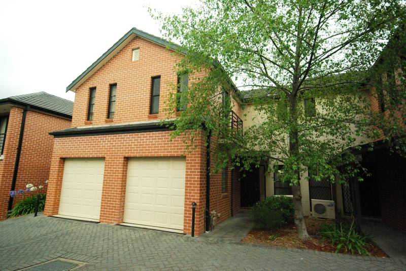 MODERN 2 BEDROOM + STUDY TOWNHOUSE Picture 1