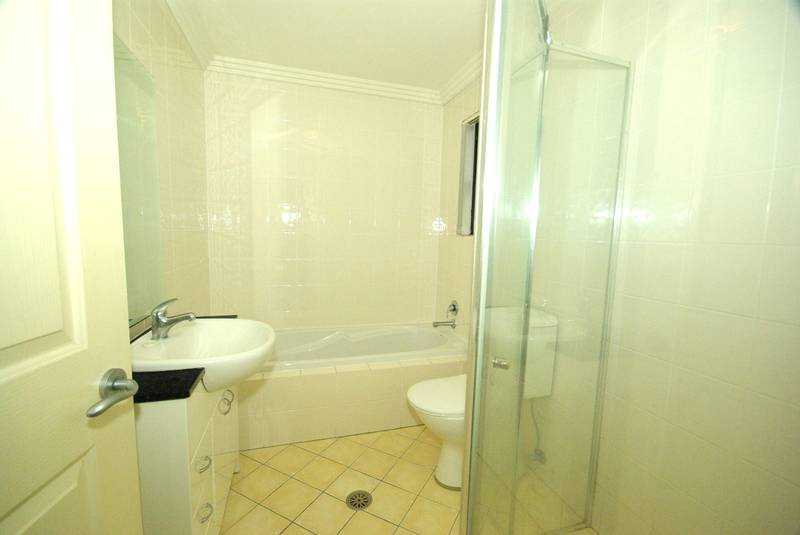 MODERN 2 BEDROOM + STUDY TOWNHOUSE Picture 2