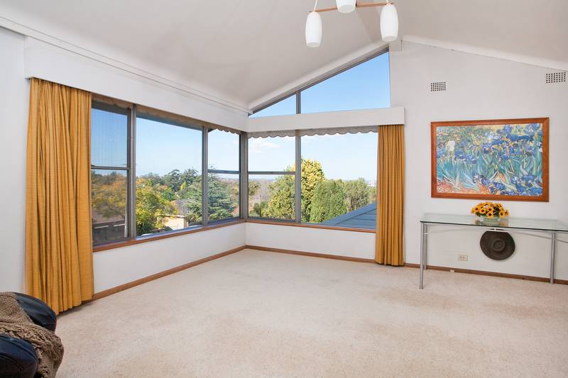 Family home with stunning views Picture 2