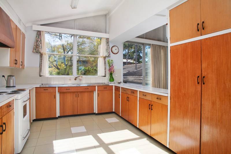 Family home with stunning views Picture 3