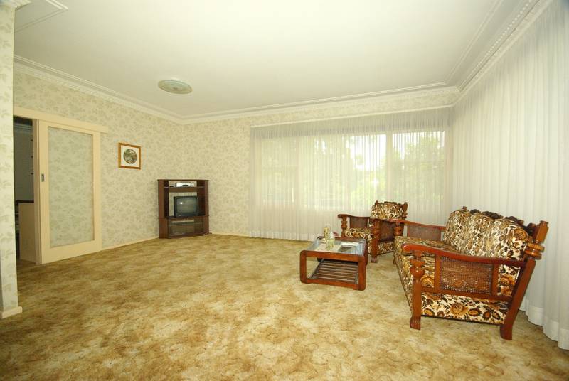 NEVER BEFORE OFFERED Picture 3