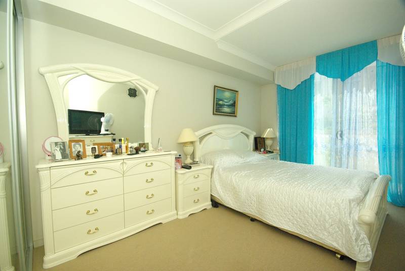 1 Bedroom + Study with Courtyard in Convenient Location Picture 3