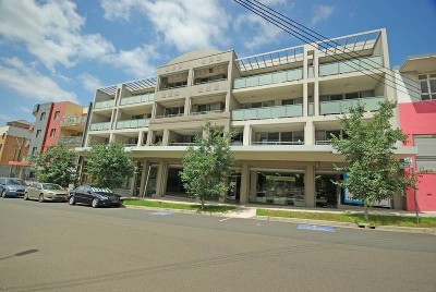 1 Bedroom + Study with Courtyard in Convenient Location Picture 1 Bedroom + Study with Courtyard in Convenient Location Picture