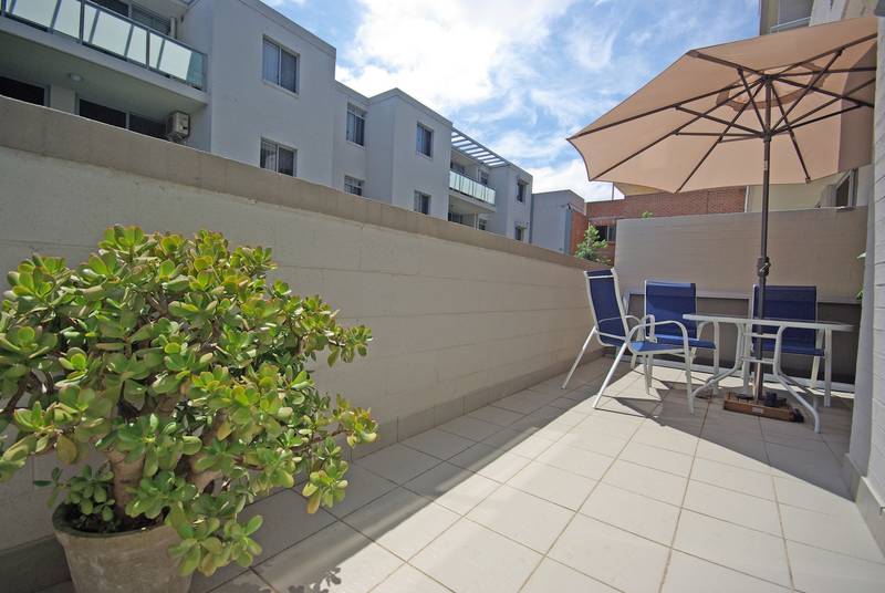 1 Bedroom + Study with Courtyard in Convenient Location Picture 2