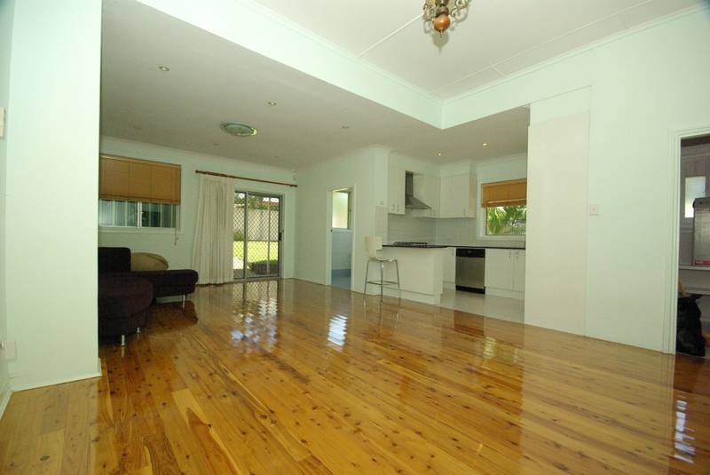 LARGE HOME - GREAT LOCATION Picture 2