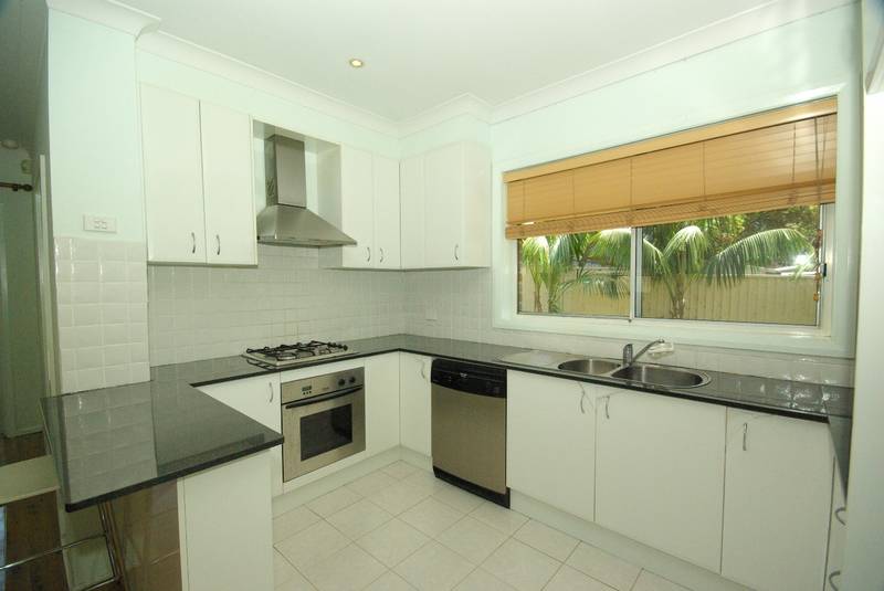 LARGE HOME - GREAT LOCATION Picture 3