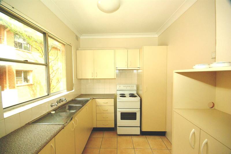 RENOVATED 1 BEDROOM Picture 2