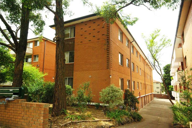 RENOVATED 1 BEDROOM Picture 1