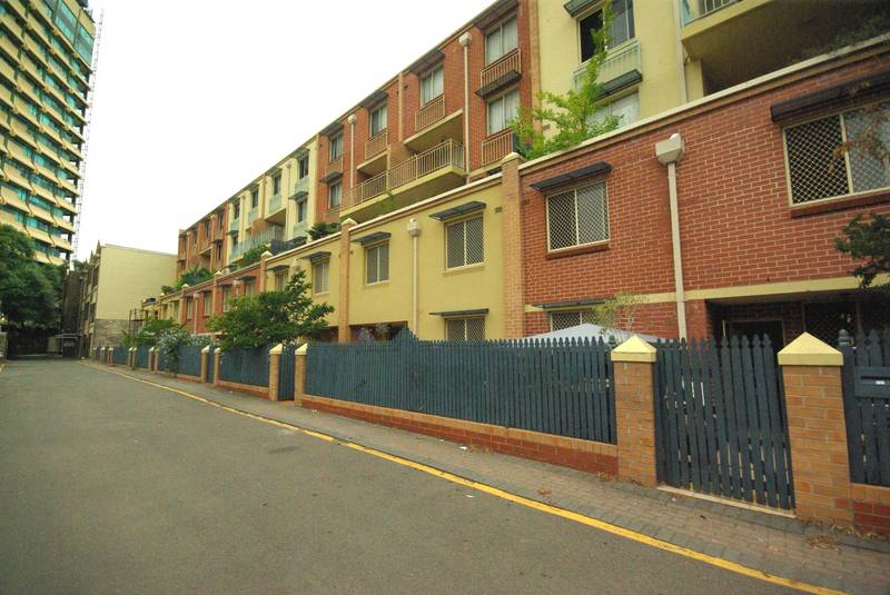 RENOVATED 2 BED + STUDY TOWNHOUSE Picture 1