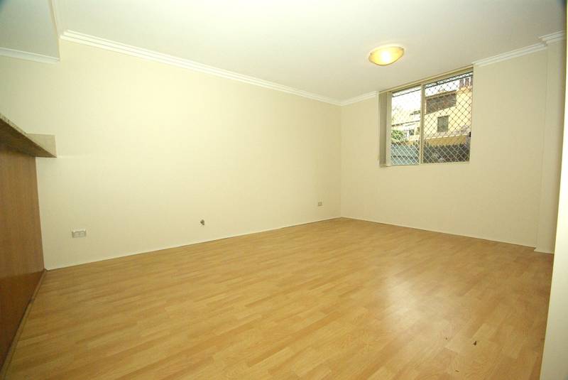 RENOVATED 2 BED + STUDY TOWNHOUSE Picture 2