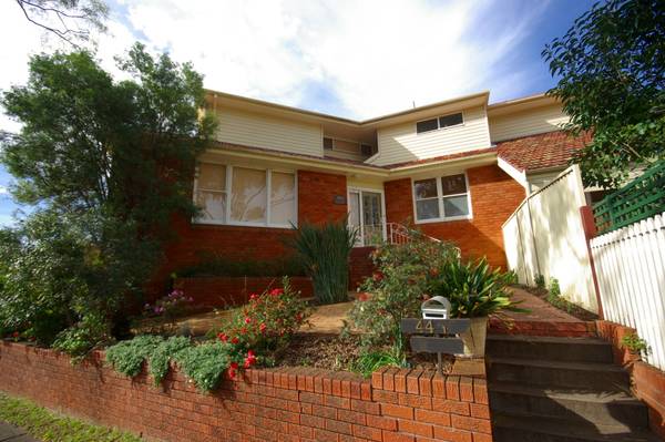 SPACIOUS WITH DISTRICT VIEWS Picture 1