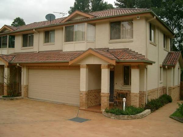 MODERN 3 BEDROOM TOWNHOUSE Picture 1