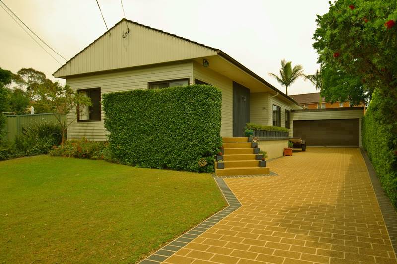 4 BEDROOM FAMILY HOME Picture 1