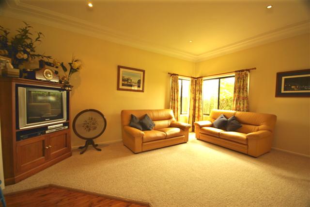 4 BEDROOM FAMILY HOME Picture 3