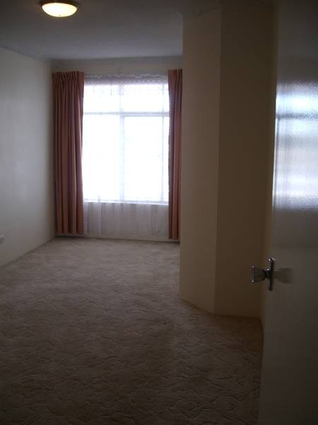 1 BEDROOM TOP FLOOR UNIT Picture 3