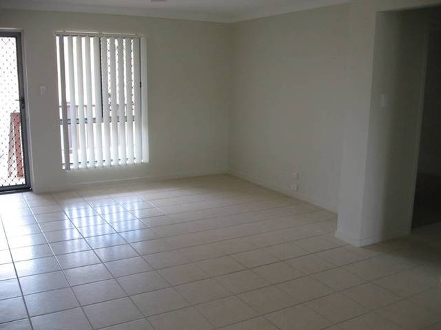 Springfield Lakes - Townhouse Picture 2