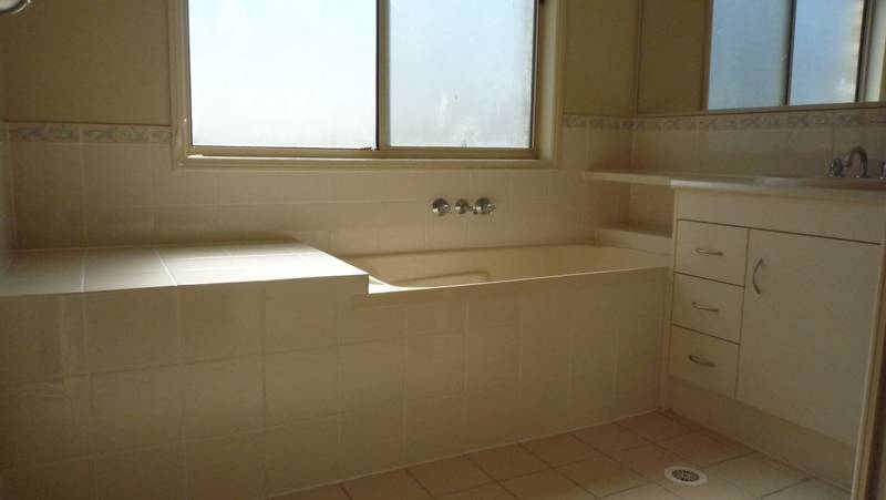 SPACIOUS OPEN PLAN LIVING Picture 3