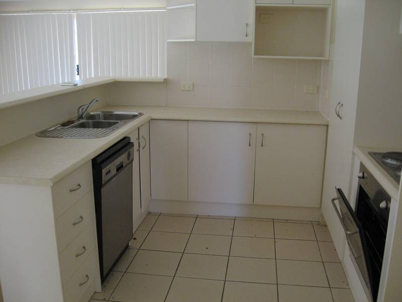 SPACIOUS OPEN PLAN LIVING Picture 2