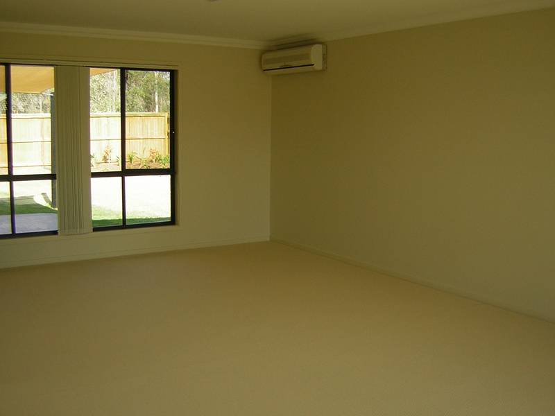 OPEN HOME 4.30PM MONDAY - 32 COVENTINA CRESCENT SPRINGFIELD LAKES Picture 3