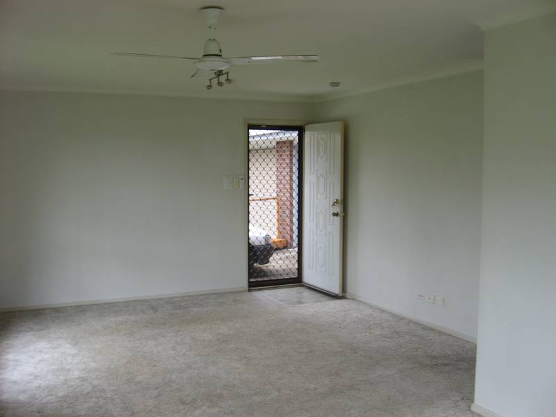 Neat and tidy 2 Bedroom Duplex with yard Picture 2