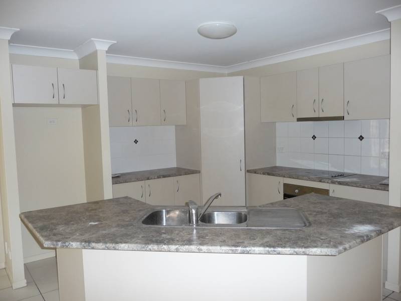 1 WEEK FREE - NEAR NEW, GREAT LOCATION, GREAT HOME Picture 2