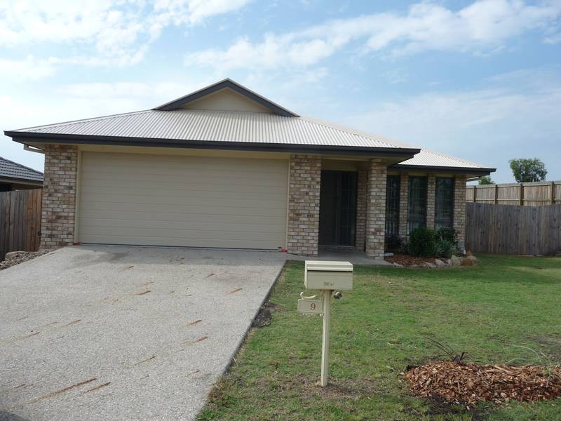 1 WEEK FREE - NEAR NEW, GREAT LOCATION, GREAT HOME Picture 1