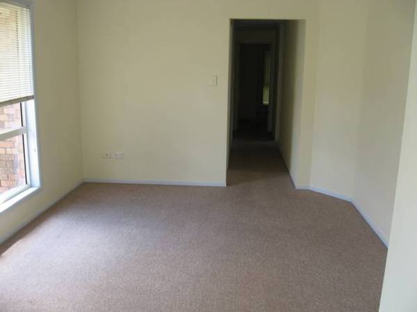 PRIVATE 3 BEDROOM HOME IN REDBANK PLAINS Picture