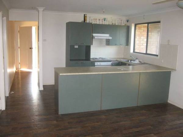 BEST BUYING IN COLLINGWOOD PARK Picture 3