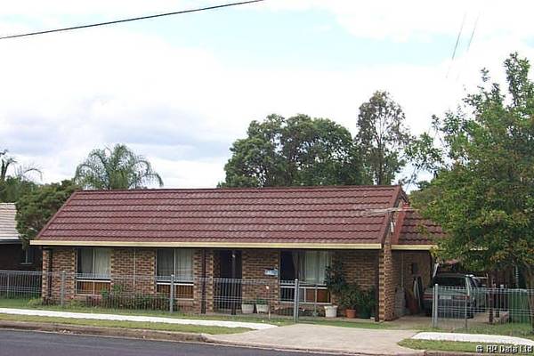 Garden shed & large yard! Picture 2
