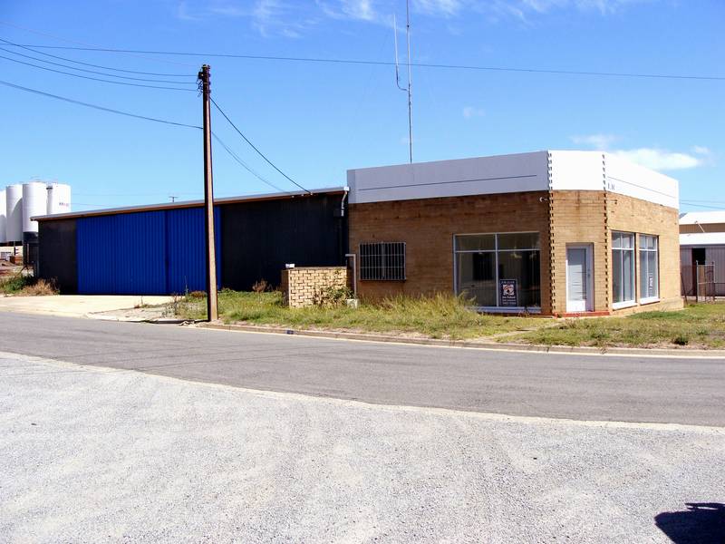 COMMERCIAL PREMISES FOR LEASE Picture 3