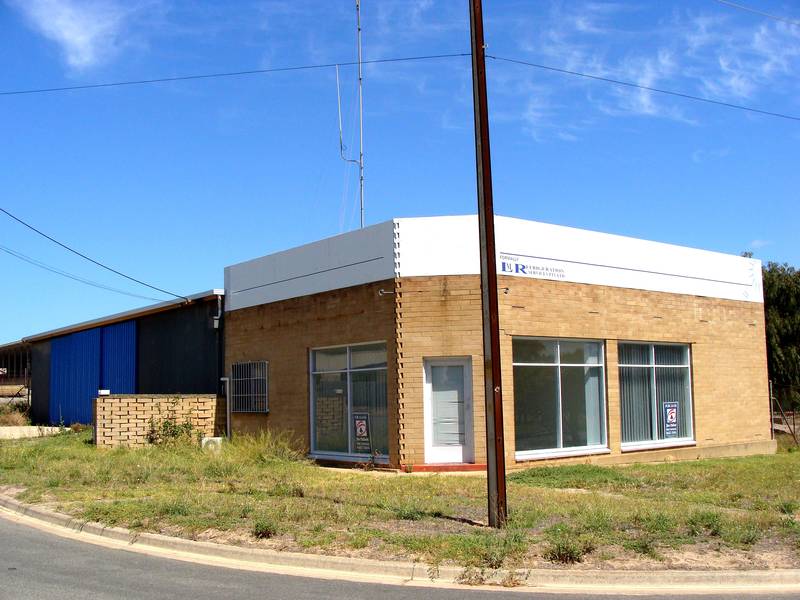 COMMERCIAL PREMISES FOR LEASE Picture 2