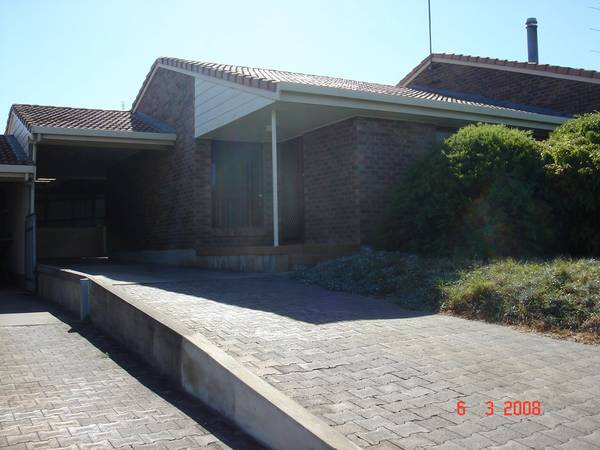 Delightful two bedroom unit in quiet area! Picture 2