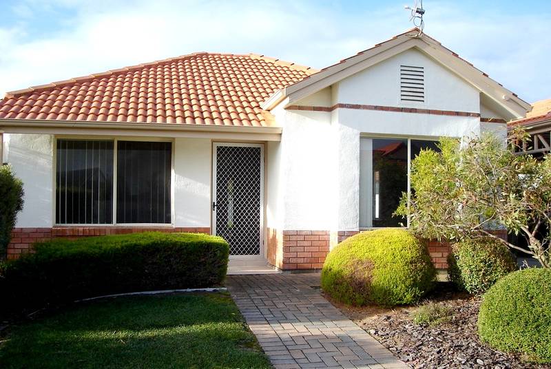 Spacious 2 bedroom unit - Marina Picture 1