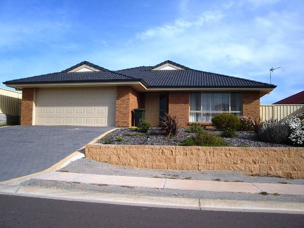 Spacious Modern Home! Picture 2