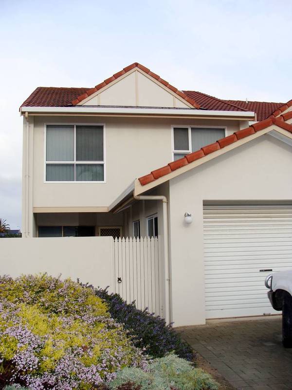 WATERFRONT TOWNHOUSE AT MARINA Picture 2