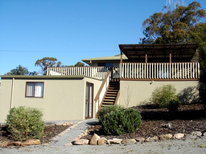 4 BEDROOM HOME WITH FANTASITC VIEWS! Picture 1